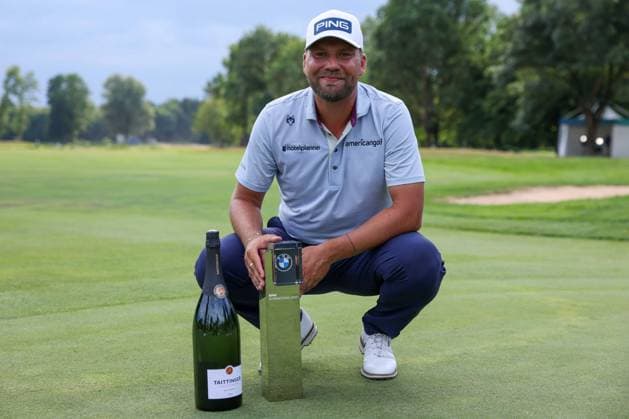 Golf DP World Tour European Tour Tag 4 Finaltag BMW International Open 2025 am 06.07.2025 im Golf Club Eichenried Daniel Brown ( England ) mit dem Pokal