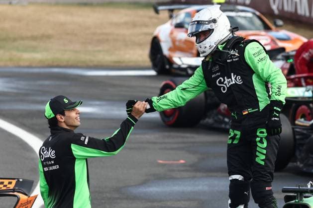 F1 British Grand Prix 2025 Gabriel Bortoleto and Nico Hulkenberg of Kick Sauber after the Formula 1 British Grand Prix at Silverstone Circuit in Northampton, Great Britain on July 6, 2025. Northampton United Kingdom  Copyright: xJakubxPorzyckix originalFilename:porzycki-f1britis250706_npw7Y.jpg