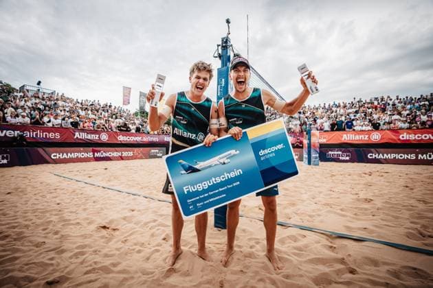 Beachvolleyball Männer Allianz German Beach Tour 2025 Tourstop München 06.07.2025 v.l. Luis Kubo und David Poniewaz gewinnen das Turnier in München und jubeln mit den Trophäen München Zentraler Hochschulsport Münche Bayern Deutschland