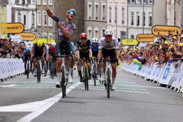 TOUR DE FRANCE 2025 PHOTOPQR VOIX DU NORD STEPHANE MORTAGNE ; 06 07 2025 ; BOULOGNE SUR MER, 06.07.2025 Cyclisme, velo, Tour de France, Arrivée de la 2eme etape du Tour de France entre Lauwin Planque et Boulogne sur mer Victoire au sprint de Mathieu VAN DER POEL devant Tadej POGACAR. Mathieu VAN DER POEL nouveau maillot jaune PHOTO STEPHANE MORTAGNE LA VOIX DU NORD- French cycling race Tour de France 2024 takes place in july 2025 Hauts de France France  Copyright: xPHOTOPQR VOIXxDUxNORD MAXPPPxSTEPHANExMORTAGNEx 20250706VDN2767 20250706VDN2767