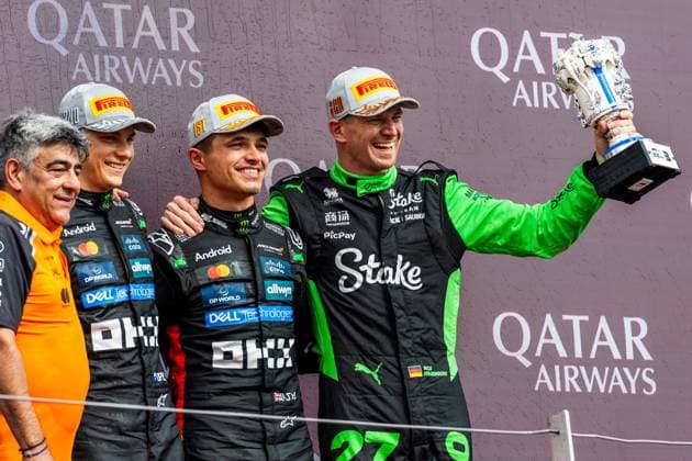 06.07.2025, Silverstone Circuit, Silverstone, FORMULA 1 QATAR AIRWAYS BRITISH GRAND PRIX 2025 , im Bild Sensationeller 3. Platz und damit das erste Podium im 239. Rennen für Nico Hülkenberg (DEU), Stake F1 Team Kick Sauber. Sieger Lando Norris (GBR), McLaren F1 Team, 2.Platz für Oscar Piastri (AUS), McLaren F1 Team. (Photo by Martin Trenkler Hasan Bratic DeFodi Images)