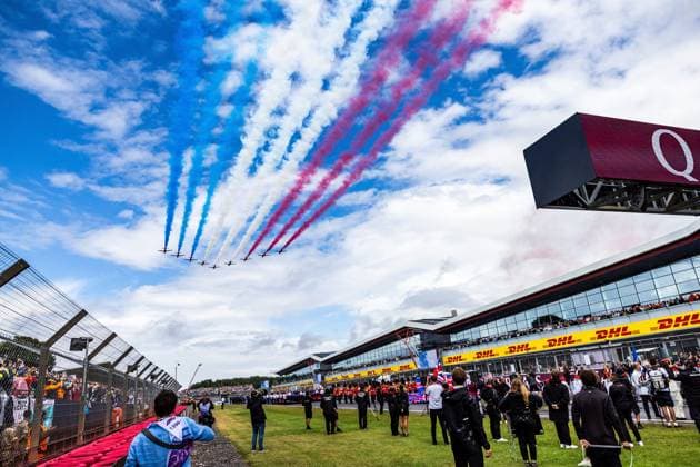 06.07.2025, Silverstone Circuit, Silverstone, FORMULA 1 QATAR AIRWAYS BRITISH GRAND PRIX 2025 , im Bild Eine Fliegerstaffel überfliegt die Startaufstellung. (Photo by Martin Trenkler Hasan Bratic DeFodi Images)
