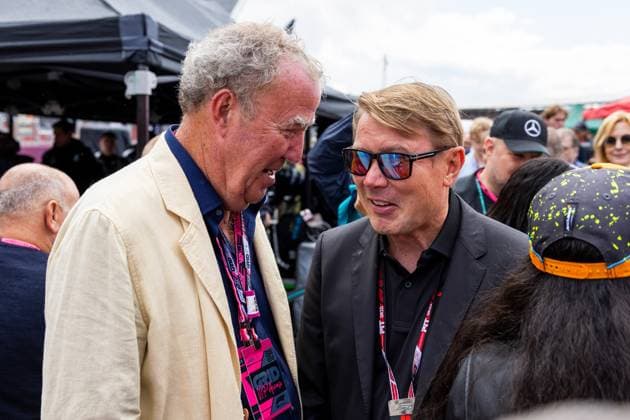 06.07.2025, Silverstone Circuit, Silverstone, FORMULA 1 QATAR AIRWAYS BRITISH GRAND PRIX 2025 , im Bild Moderator Jeremy Clarkson mit Ex Formel 1 Fahrer Mika Häkkinen (Photo by Martin Trenkler Hasan Bratic DeFodi Images)