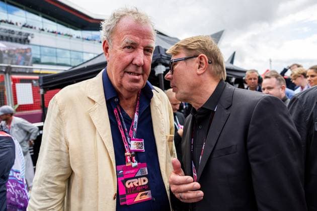 06.07.2025, Silverstone Circuit, Silverstone, FORMULA 1 QATAR AIRWAYS BRITISH GRAND PRIX 2025 , im Bild Moderator Jeremy Clarkson mit Ex Formel 1 Fahrer Mika Häkkinen (Photo by Martin Trenkler Hasan Bratic DeFodi Images)