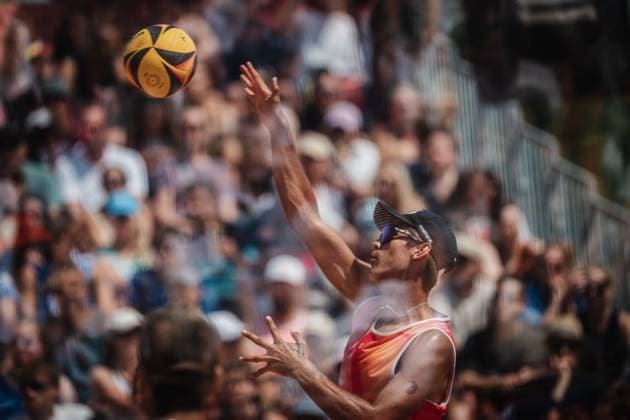Beachvolleyball Männer Allianz German Beach Tour 2025 Tourstop München 06.07.2025 Aufschlag von Valentin Schneckenburger München Zentraler Hochschulsport Münche Bayern Deutschland