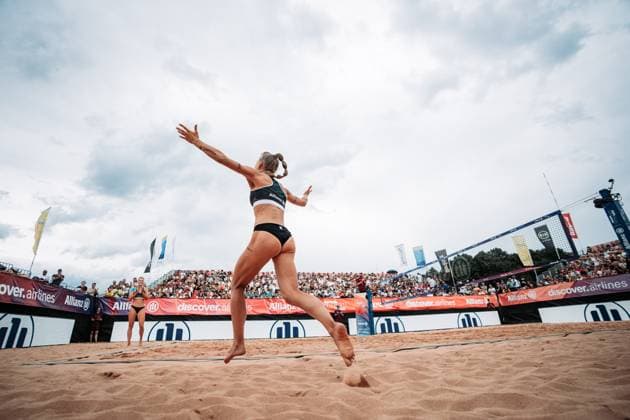 Beachvolleyball Frauen Allianz German Beach Tour 2025 Tourstop München 06.07.2025 Paula Schürholz läuft in das Stadion ein München Zentraler Hochschulsport Münche Bayern Deutschland