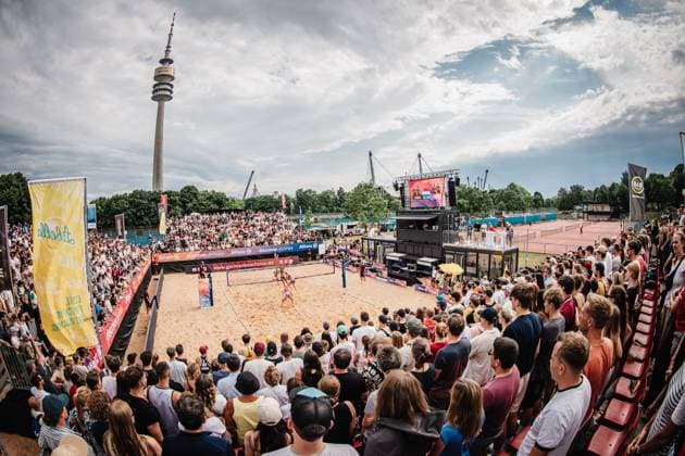 Beachvolleyball Frauen Allianz German Beach Tour 2025 Tourstop München 06.07.2025 Das ausverkaufte Stadion München Zentraler Hochschulsport Münche Bayern Deutschland