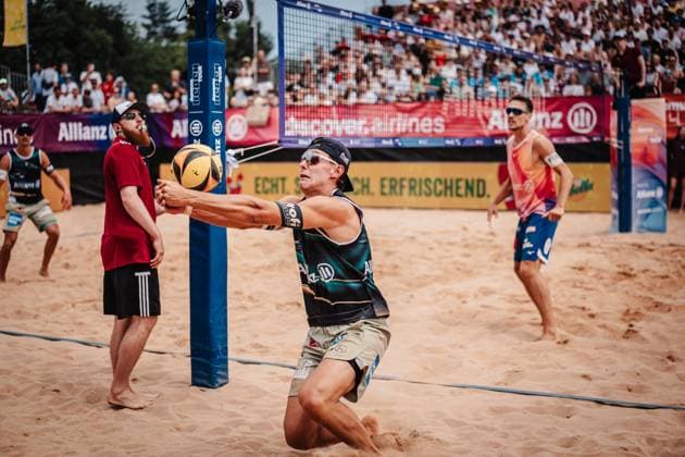 Beachvolleyball Männer Allianz German Beach Tour 2025 Tourstop München 06.07.2025 Laurenc Grössig rettet den Ball München Zentraler Hochschulsport Münche Bayern Deutschland