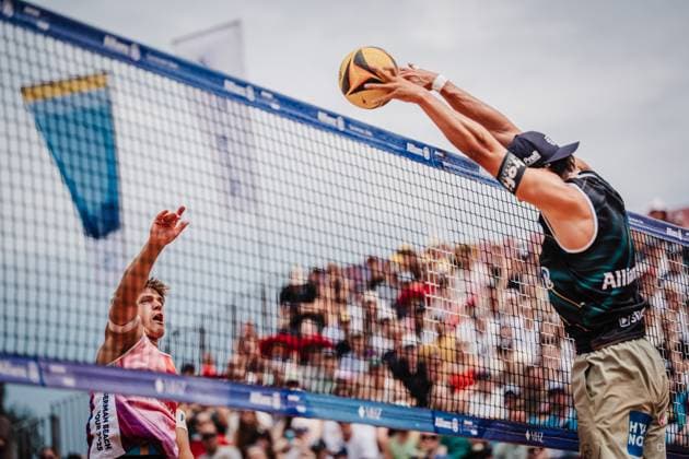 Beachvolleyball Männer Allianz German Beach Tour 2025 Tourstop München 06.07.2025 v.l. Luis Kubo gegen Laurenc Grössig München Zentraler Hochschulsport Münche Bayern Deutschland