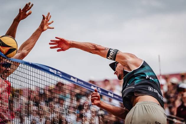 Beachvolleyball Männer Allianz German Beach Tour 2025 Tourstop München 06.07.2025 Rechts Mathias Seiser beim Angriff gegen David Poniewaz München Zentraler Hochschulsport Münche Bayern Deutschland