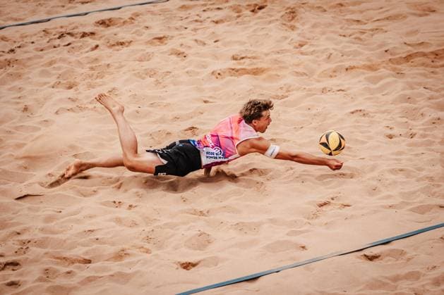 Beachvolleyball Männer Allianz German Beach Tour 2025 Tourstop München 06.07.2025 Luis Kubo springt zum Ball München Zentraler Hochschulsport Münche Bayern Deutschland