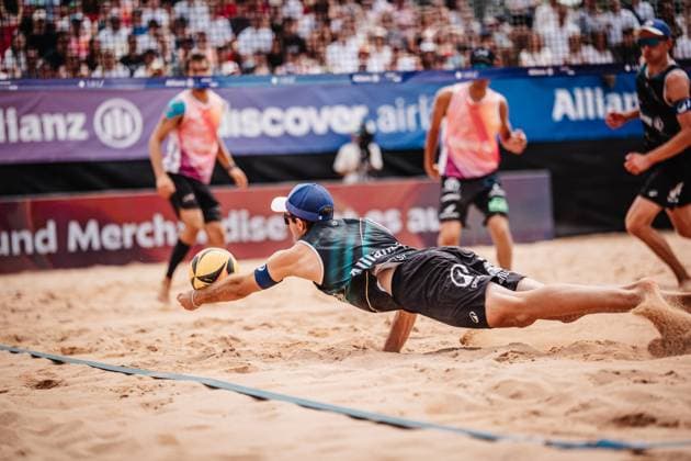 Beachvolleyball Männer Allianz German Beach Tour 2025 Tourstop München 06.07.2025 Tilo Rietschel springt zum Ball München Zentraler Hochschulsport Münche Bayern Deutschland