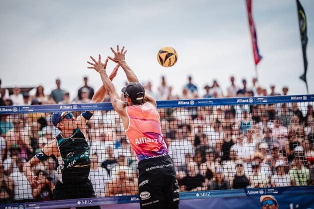 Beachvolleyball Männer Allianz German Beach Tour 2025 Tourstop München 06.07.2025 v.l. Momme Lorenz im Angriff gegen Valentin Schneckenburger München Zentraler Hochschulsport Münche Bayern Deutschland