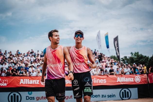 Beachvolleyball Männer Allianz German Beach Tour 2025 Tourstop München 06.07.2025 v.l. Yannick Bibelriether und Valentin Schneckenburger jubeln nach dem Sieg München Zentraler Hochschulsport Münche Bayern Deutschland