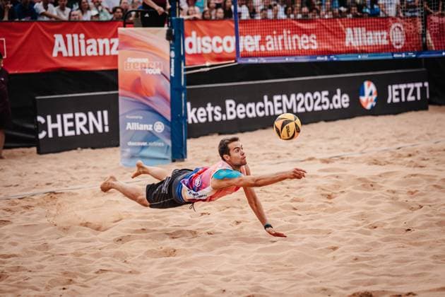 Beachvolleyball Männer Allianz German Beach Tour 2025 Tourstop München 06.07.2025 Yannick Bibelriether springt zum Ball München Zentraler Hochschulsport Münche Bayern Deutschland