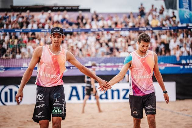 Beachvolleyball Männer Allianz German Beach Tour 2025 Tourstop München 06.07.2025 v.l. Valentin Schneckenburger und Yannick Bibelriether München Zentraler Hochschulsport Münche Bayern Deutschland