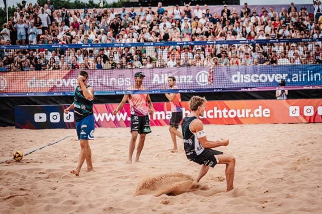 Beachvolleyball Männer Allianz German Beach Tour 2025 Tourstop München 06.07.2025 v.l. David Poniewaz und Luis Kubo jubeln München Zentraler Hochschulsport Münche Bayern Deutschland