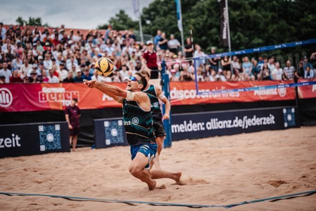 Beachvolleyball Männer Allianz German Beach Tour 2025 Tourstop München 06.07.2025 David Poniewaz spielt den Ball München Zentraler Hochschulsport Münche Bayern Deutschland