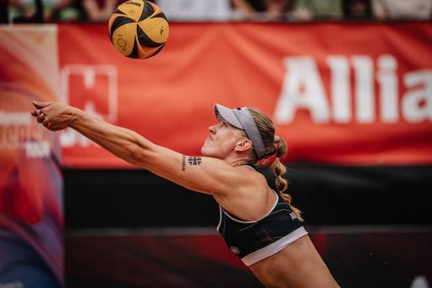 Beachvolleyball Frauen Allianz German Beach Tour 2025 Tourstop München 06.07.2025 Marie Schieder spielt den Ball München Zentraler Hochschulsport Münche Bayern Deutschland