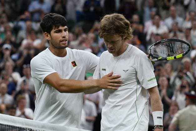 Day Seven: The Championships - Wimbledon 2025 LONDON, ENGLAND - JULY 06: Carlos Alcaraz of Spain embraces Andrey Rublev at the net following the Gentlemen s Singles fourth round match on day seven of The Championships Wimbledon 2025 at All England Lawn Tennis and Croquet Club on July 06, 2025 in London, England. (Photo by Visionhaus via ) London All England Lawn Tennis and Croq England United Kingdom Copyright: xVisionhausx 776301259