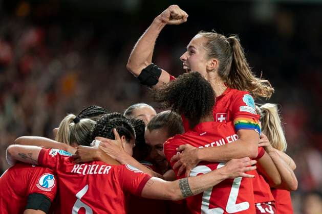 Bern, Switzerland, July 6th 2025 Lia Joelle Walti (13 Switzerland) and team celebrating teams first goal scored by Geraldine Reuteler (6 Switzerland) during the UEFA Womens EURO 2025 Group A match between Switzerland and Iceland at Stadion Wankdorf in Bern, Switzerland. (Priscila Bütler SPP) Copyright: xPriscilaxBütlerx xSPPx spp-en-PrBSp-_A927064