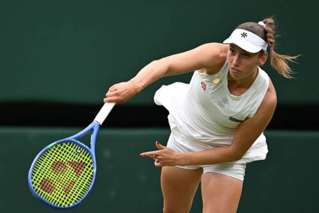 (250707) -- LONDON, July 7, 2025 -- Elise Mertens serves during the women s singles fourth round match between Aryna Sabalenka of Belarus and Elise Mertens of Belgium at the Wimbledon Tennis Championships in London, Britain, July 6, 2025. ) (SP)BRITAIN-LONDON-TENNIS-WIMBLEDON-WOMEN S SINGLES ZhaoxDingzhe 