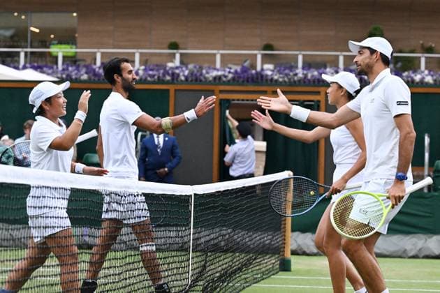 (250707) -- LONDON, July 7, 2025 -- Zhang Shuai (2nd R) Marcelo Arevalo (1st R) greet Jiang Xinyu (1st L) Yuki Bhambri after the mixed doubles second round match between Zhang Shuai (China) Marcelo Arevalo (El Salvador) and Jiang Xinyu (China) Yuki Bhambri (India) at the Wimbledon Tennis Championships in London, Britain, July 6, 2025. ) (SP)BRITAIN-LONDON-TENNIS-WIMBLEDON-MIXED DOUBLES ZhaoxDingzhe 
