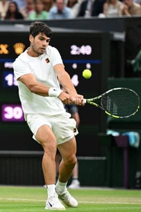 (250707) -- LONDON, July 7, 2025 -- Carlos Alcaraz hits a return during the men s singles fourth round match between Carlos Alcaraz of Spain and Andrey Rublev of Russia at the Wimbledon Tennis Championships in London, Britain, July 6, 2025. ) (SP)BRITAIN-LONDON-TENNIS-WIMBLEDON-MEN S SINGLES ZhaoxDingzhe 