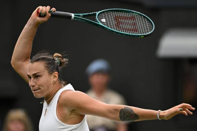 (250707) -- LONDON, July 7, 2025 -- Aryna Sabalenka hits a return during the women s singles fourth round match between Aryna Sabalenka of Belarus and Elise Mertens of Belgium at the Wimbledon Tennis Championships in London, Britain, July 6, 2025. ) (SP)BRITAIN-LONDON-TENNIS-WIMBLEDON-WOMEN S SINGLES ZhaoxDingzhe 