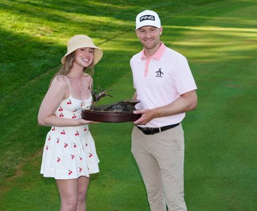 SILVIS, IL - JULY 06: PGA, Golf Herren golfer Brian Thompson poses with the trophy and his girlfriend Kelsi McKee after winning the John Deere Classic on July 6, 2025, at TPC Deere Run in Silvis, Illinois. (Photo by Brian Spurlock Icon Sportswire) GOLF: JUL 06 PGA John Deere Classic EDITORIAL USE ONLY Icon25070656