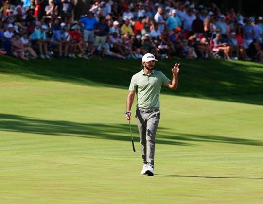 SILVIS, IL - JULY 06: PGA, Golf Herren golfer Max Homa acknowledges the crowd as he walks the 18th hole during the final round of the John Deere Classic on July 6, 2025, at TPC Deere Run in Silvis, Illinois. (Photo by Brian Spurlock Icon Sportswire) GOLF: JUL 06 PGA John Deere Classic EDITORIAL USE ONLY Icon25070696