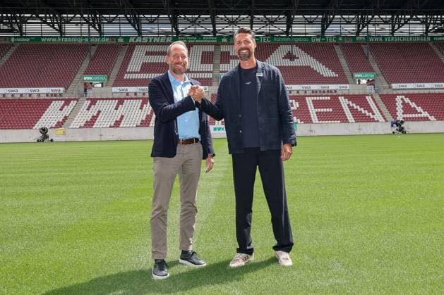 l-r: Geschaeftsfuehrer Finanzen Michael Stroell (FC Augsburg) und Chef-Trainer Sandro Wagner (FC Augsburg) auf dem Rasen im Stadion, Vorstellung Chef-Trainer Sandro Wagner, FC Augsburg, Fussball, 1. Bundesliga, 07.07.2025 DFB regulations prohibit any use of photographs as image sequences and or quasi-video Augsburg Bayern Deutschland