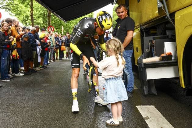 Belgian Tiesj Benoot of Team Visma-Lease a Bike and his daughter Roos pictured at the start of the third stage of the 2025 Tour de France cycling, from Valenciennes to Dunkerque (178 km) on Monday 07 July 2025 in France. The 112th edition of the Tour de France starts on Saturday 5 July in Lille, France, and will finish in Paris, France on the 27th of July. DAVIDxPINTENS  x128591356x