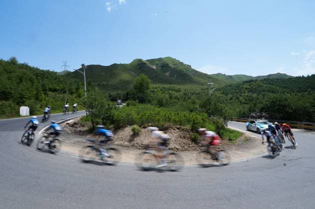 (250707) -- XINING, July 7, 2025 -- Cyclists compete during Stage 2 of the Tour of Magnificent Qinghai International Road cycling, Rad, Radsport, Strasse Race from Duoba to Huzhu, northwest China s Qinghai Province, July 7, 2025. ) (SP)CHINA-QINGHAI-CYCLING-TOUR OF MAGNIFICENT QINGHAI-STAGE 2 (CN) QixZhiyue 