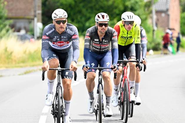 Tour de France 2025 Stage 3 DUINKERKE, FRANCE - JULY 07 : Rickaert Jonas (BEL) of Alpecin - Deceuninck, Schachmann Maximilian (GER) of Soudal Quick-Step during stage 3 of the 112th edition of Tour de France an UCI World Tour 2.UWT cycling road race stage for Men Elite of 178 km with start in Valenciennes and finish in Duinkerke on July 7, 2025 in Duinkerke, France, 07 07 2025 ( Motordriver Kenny Verfaillie - Duinkerke France  Copyright: xJanxDexMeuleneirx