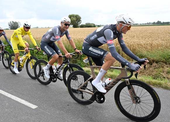 Tour de France 2025 Stage 3 DUINKERKE, FRANCE - JULY 07 : Verstryngue Emiel (BEL) of Alpecin - Deceuninck, Rickaert Jonas (BEL) of Alpecin - Deceuninck , Van der Poel Mathieu (NED) of Alpecin - Deceuninck during stage 3 of the 112th edition of Tour de France an UCI World Tour 2.UWT cycling road race stage for Men Elite of 178 km with start in Valenciennes and finish in Duinkerke on July 7, 2025 in Duinkerke, France, 07 07 2025 ( Motordriver Kenny Verfaillie - Duinkerke France  Copyright: xJanxDexMeuleneirx