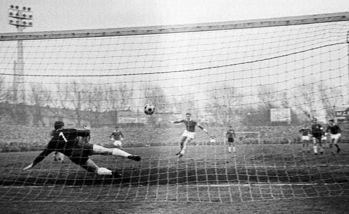 Tor zum 2-1 per Foulelfmeter, Torschuetze Manfred Kreuz (S04) in der Bildmitte, Torwart Horst Podlasly (96) ohne Chance, Sechzigerjahre, Fussball, Bundesliga, 1964 1965, 20.03.1965, FC Schalke 04 vs. Hannover 96 2-2, Glueckaufkampfbahn in Gelsenkirchen Sechzigerjahre, Fussball, Bundesliga, 1964 1965, 20.03.1965, FC Schalke 04 vs. Hannover 96 2-2, Glueckaufkampfbahn in Gelsenkirchen, Spielszene, Tor fuer Schalke zum 2-1 per Foulelfmeter, Torschuetze Manfred Kreuz (S04) in der Bildmitte, Torwart Horst Podlasly (96) ist chancenlos, Sixties, sports, football, Bundesliga, 1964 1965, 20.03.1965, FC Schalke 04 vs. Hannover 96 2-2, Glueckaufkampfbahn in Gelsenkirchen, scene of the match, 2-1 goal to Schalke by penalty resulting from a foul, goal scorer Manfred Kreuz (S04) in the centre of the picture, goalkeeper Horst Podlasly (96) is chanceless *** Goal to 2 1 by penalty kick, goal scorer Manfred Kreuz S04 in the center of the picture, goalkeeper Horst Podlasly 96 without a chance, Sixties, Soccer, Bundesliga, 1964 1965, 20 03 1965, FC Schalke 04 vs Hannover 96 2 2, Glueckaufkampfbahn in Gelsenkirchen, Sixties, Sport, Football, Bundesliga, 1964 1965, 20 03 1965, FC Schalke 04 vs Hannover 96 2 2, Glueckaufkampfbahn in Gelsenkirchen, Match scene, Goal for Schalke to 2 1 by penalty kick, Goal scorer Manfred Kreuz S04 in the center of the picture, goalkeeper Horst Podlasly 96 is chanceless, Sixties, sports, football, Bundesliga, 1964 1965, 20 03 1965, FC Schalke 04 vs Hannover 96 2 2, Glueckaufkampfbahn in Gelsenkirchen, scene of the match, 2 1 goal to Schalke by penalty resulting from a foul, goal scorer Manfred Kreuz S04 in the center of the picture, goalkeeper Horst Podlasly 96 is chanceless
