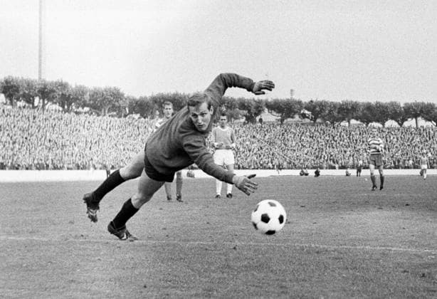 Torchance 1860, Ball am Tor vorbei, v.l.n.r. Guenter Preuss (MSV), TW Manfred Manglitz (MSV), Timo, Friedhelm Konietzka (TSV), Sechzigerjahre, Fussball, Bundesliga, 1965 1966, 18.09.1965, Wedaustadion Duisburg, Meidericher SV vs. TSV 1860 Muenchen 2-3 Sechzigerjahre, Fussball, Bundesliga, 1965 1966, 18.09.1965, Wedaustadion Duisburg, Meidericher SV vs. TSV 1860 Muenchen 2-3, Spielszene, Torchance fuer 1860, der Ball fliegt am Tor vorbei, v.l.n.r. Guenter Preuss (MSV), Torwart Manfred Manglitz (MSV), Timo Friedhelm Konietzka (TSV), Sixties, sports, football, Bundesliga, 1965 1966, 18.09.1965, Wedau Stadium in Duisburg, Meidericher SV vs. TSV 1860 Munich 2-3, scene of the match, goal chance to 1860, shot off target, f.l.t.r. Guenter Preuss (MSV), goalkeeper Manfred Manglitz (MSV), Timo Friedhelm Konietzka (TSV) *** Goal chance 1860, ball past the goal, f l n r Guenter Preuss MSV , TW Manfred Manglitz MSV , Timo, Friedhelm Konietzka TSV , Sixties, Soccer, Bundesliga, 1965 1966, 18 09 1965, Wedaustadion Duisburg, Meidericher SV vs TSV 1860 Muenchen 2 3 Sixties, Sport, Soccer, Bundesliga, 1965 1966, 18 09 1965, Wedaustadion Duisburg, Meidericher SV vs TSV 1860 Muenchen 2 3, Match scene, Goal chance for 1860, the ball flies past the goal, f l n r Guenter Preuss MSV , goalkeeper Manfred Manglitz MSV , Timo Friedhelm Konietzka TSV , Sixties, sports, football, Bundesliga, 1965 1966, 18 09 1965, Wedau Stadium in Duisburg, Meidericher SV vs TSV 1860 Munich 2 3, scene of the match, goal chance to 1860, shot off target, f l t r Guenter Preuss MSV , goalkeeper Manfred Manglitz MSV , Timo Friedhelm Konietzka TSV