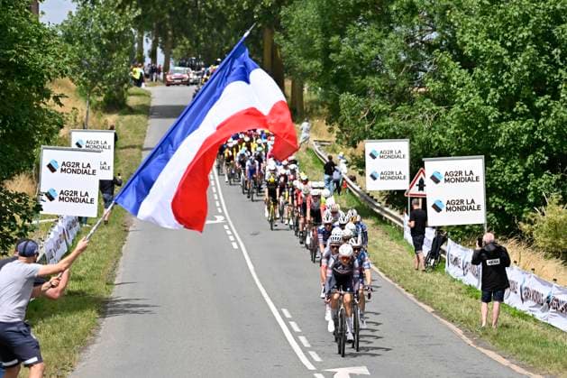 Tour de France 2025 Stage 3 DUINKERKE, FRANCE - JULY 07 : illustration picture peloton during stage 3 of the 112th edition of Tour de France an UCI World Tour 2.UWT cycling road race stage for Men Elite of 178 km with start in Valenciennes and finish in Duinkerke on July 7, 2025 in Duinkerke, France, 07 07 2025 ( Motordriver Kenny Verfaillie - Duinkerke France  Copyright: xJanxDexMeuleneirx
