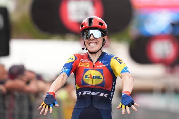Anna Henderson (Lidl - Trek) celebrates as he cycles to the finish line to win the 2nd stage of the Giro d™Italia Women, from Clusone to Aprica, Italy Monday, July 07, 2025. - cycling .  Copyright: xMassimoxPaolone Lapressex