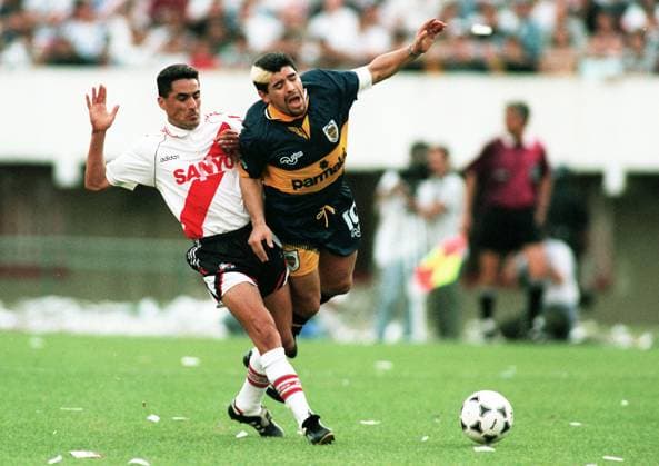 951126 Fotboll, River Plate - Boca Juniors, 0-0: Diego Maradona, Boca Juniors fälls. *** 951126 Football, River Plate Boca Juniors, 0 0 Diego Maradona, Boca Juniors is convicted  Copyright: BILDBYRAN BB951126BB055