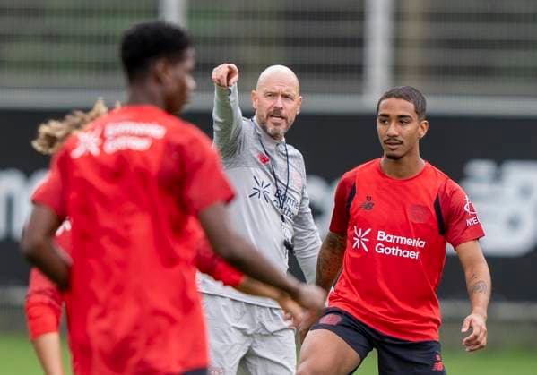 Erik ten Hag (Bayer 04 Leverkusen, Trainer) zeigt in eine Richtung. Rechts neben ihm steht Arthur (Bayer 04 Leverkusen, 13) 07.07.2025, Erstes Training der Saison 25 26, Bayer 04 Leverkusen - Bundesliga, GER, Leverkusen, BayArena DFL regulations prohibit any use of photographs as image sequences and or quasi-video. *** Erik ten Hag Bayer 04 Leverkusen, Trainer points in one direction Arthur Bayer 04 Leverkusen, 13 07 07 2025, First training session of the season 25 26, Bayer 04 Leverkusen Bundesliga, GER, Leverkusen, BayArena DFL regulations prohibit any use of photographs as image sequences and or quasi video Copyright: HMBxMedia xMarcoxBader