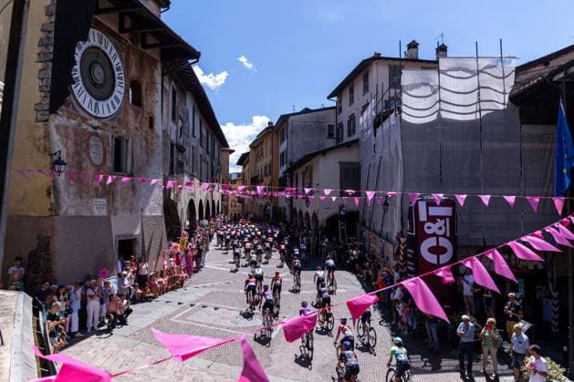 The Group passing from Clusone during the transfer to KM0 during Giro d Italia Women - Stage 2 - Clusone Aprica, Giro d Italia race in Aprica, Italy, July 07 2025  Copyright: xTommasoxBerardi IPAxSportx xipa-agency.netx xx IPA_60074676 IPA_Agency_IPA60074676