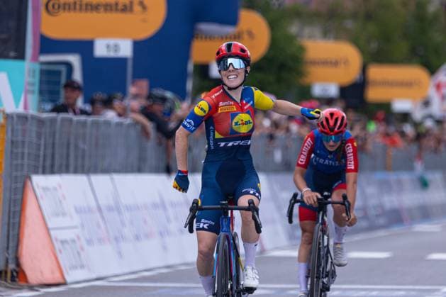 Anna Henderson winning the 2nd Stage in Aprica during Giro d Italia Women - Stage 2 - Clusone Aprica, Giro d Italia race in Aprica, Italy, July 07 2025  Copyright: xTommasoxBerardi IPAxSportx xipa-agency.netx xx IPA_60074691 IPA_Agency_IPA60074691