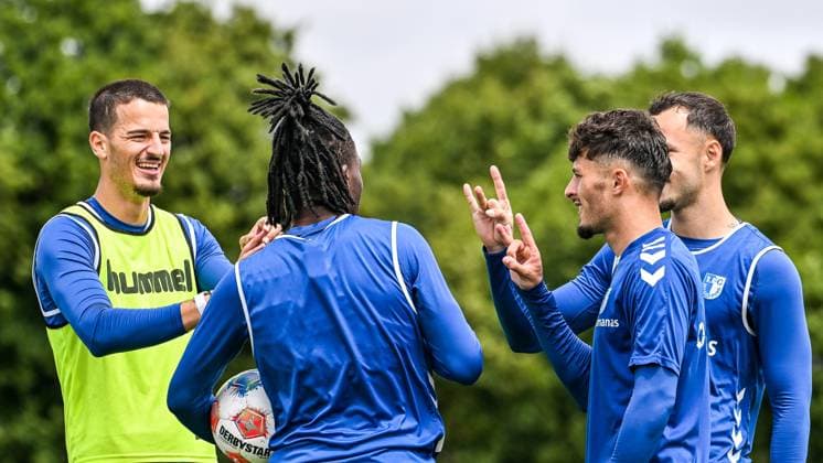 GER, 2. BL, 1. FC Magdeburg, Trainingslager in Bad Wörishofen 07.07.2025, Stadion Am Unteren Hart, Bad Wörishofen, GER, 2. BL, 1. FC Magdeburg, Trainingslager in Bad Wörishofen, im Bild Ohr-Schnipsen nach Fehler beim Ballhochhalten, Andi Hoti (Magdeburg, 3), Pierre Nadjombe (Magdeburg, 22), Eldin Dzogovic (Magdeburg, 4), Falko Michel (Magdeburg, 21)