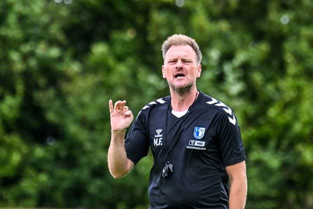 GER, 2. BL, 1. FC Magdeburg, Trainingslager in Bad Wörishofen 07.07.2025, Stadion Am Unteren Hart, Bad Wörishofen, GER, 2. BL, 1. FC Magdeburg, Trainingslager in Bad Wörishofen, im Bild Markus Fiedler (Magdeburg) erklaert eine Uebung