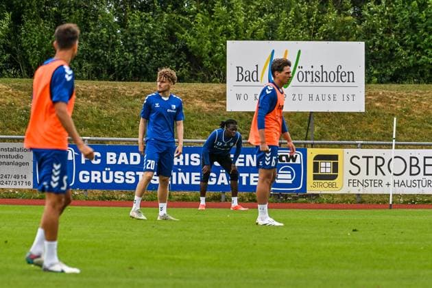 GER, 2. BL, 1. FC Magdeburg, Trainingslager in Bad Wörishofen 07.07.2025, Stadion Am Unteren Hart, Bad Wörishofen, GER, 2. BL, 1. FC Magdeburg, Trainingslager in Bad Wörishofen, im Bild mehrere Spieler, im Hintergrund eine Werbetafel fuer den Kneippkurort Bad Wörishofen