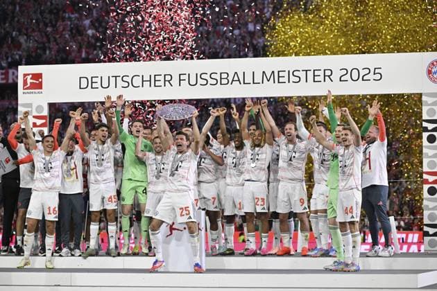 FC Bayern München FCB feiert 34. Meistertitel, Meisterfeier, Meisterschale, Schale, Pokal, Thomas Müller 25 Allianz Arena, München, Bayern, Deutschland, Europa FC Bayern Munich FCB celebrates 34th championship title, championship celebration, championship trophy, trophy, cup, Thomas Müller 25 Allianz Arena, Munich, Bavaria, Germany, Europe Copyright: imageBROKER MichaelxWeber iblimw13577032.jpg Bitte beachten Sie die gesetzlichen Bestimmungen des deutschen Urheberrechtes hinsichtlich der Namensnennung des Fotografen im direkten Umfeld der Veröffentlichung FC Bayern München FCB feiert 34. Meistertitel, Meisterfeier, Meisterschale, Schale, Pokal, Thomas Müller (25) Allianz Ar imago images 0817816998