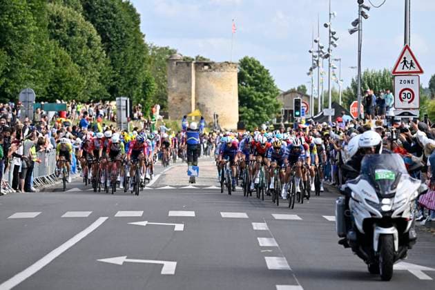 Tour de France 2025 Stage 3 DUINKERKE, FRANCE - JULY 07 : illustration picture peloton during stage 3 of the 112th edition of Tour de France an UCI World Tour 2.UWT cycling road race stage for Men Elite of 178 km with start in Valenciennes and finish in Duinkerke on July 7, 2025 in Duinkerke, France, 07 07 2025 ( Motordriver Kenny Verfaillie - Duinkerke France  Copyright: xJanxDexMeuleneirx