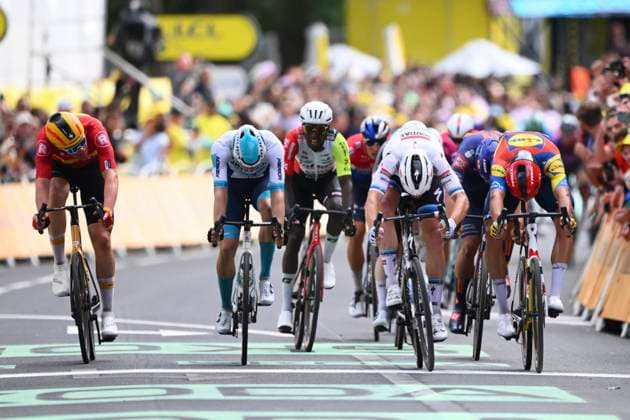 Tour de France 2025 Stage 3 DUINKERKE, FRANCE - JULY 07 : Merlier Tim (BEL) of Soudal Quick-Step wins, second place for Milan Jonathan (ITA) of Lidl - Trek, third place for Bauhaus Phil (GER) of Bahrain - Victorious during stage 3 of the 112th edition of Tour de France an UCI World Tour 2.UWT cycling road race stage for Men Elite of 178 km with start in Valenciennes and finish in Duinkerke on July 7, 2025 in Duinkerke, France, 07 07 2025 ( Motordriver Kenny Verfaillie - Duinkerke France  Copyright: xVincentxKalutx